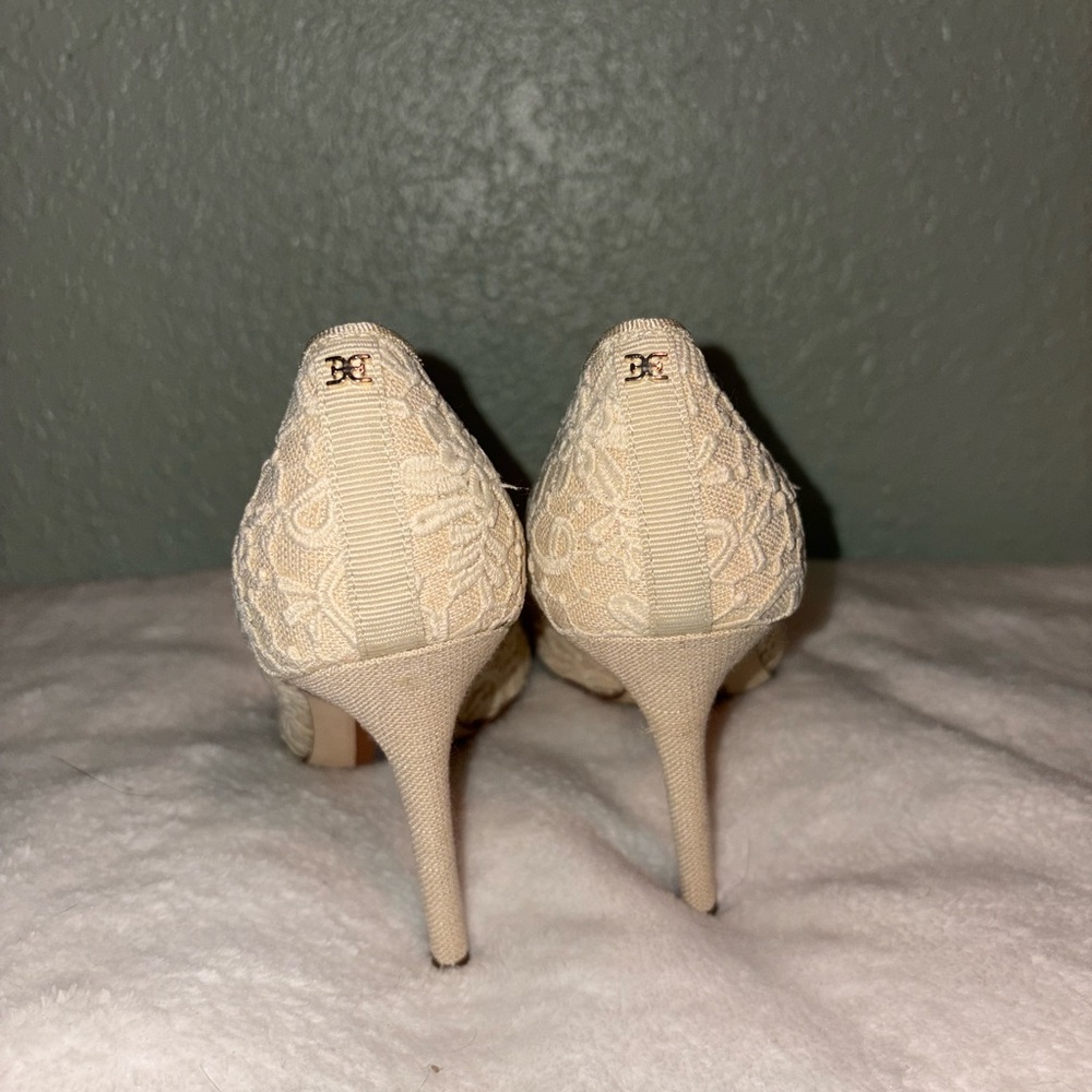Sam Edelman tan pumps in a natural lace/mace 🤍 - Picture 3 of 5